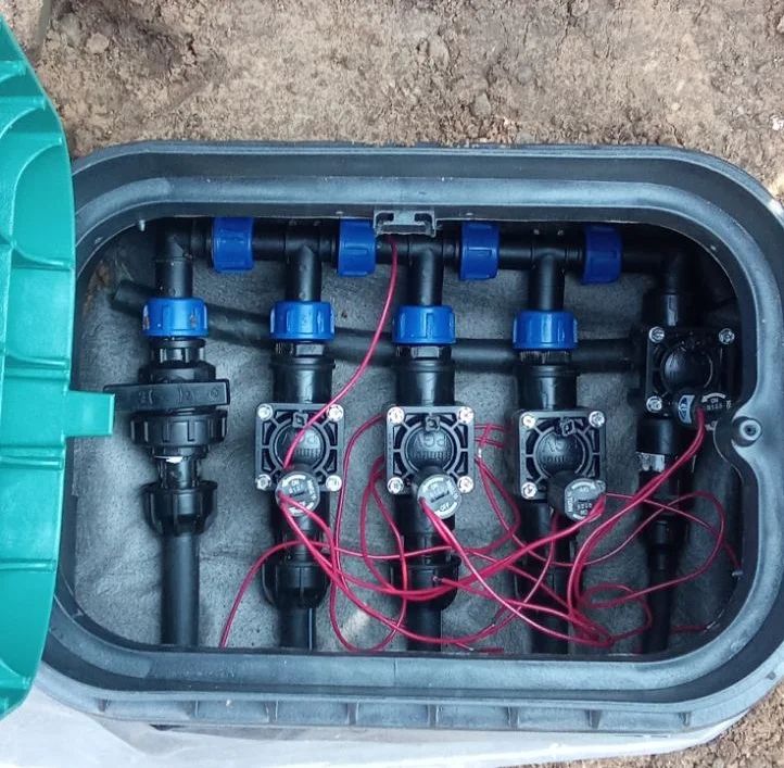 Atidaryta laistymo vožtuvų dėžė su elektromagnetiniais vožtuvais, vamzdžiais ir laidais