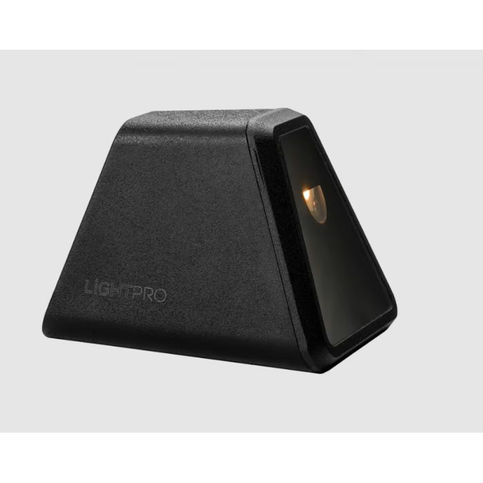 Juodas trapecijos formos Lightpro takelio šviestuvas su šoniniu stiklu ir lempute