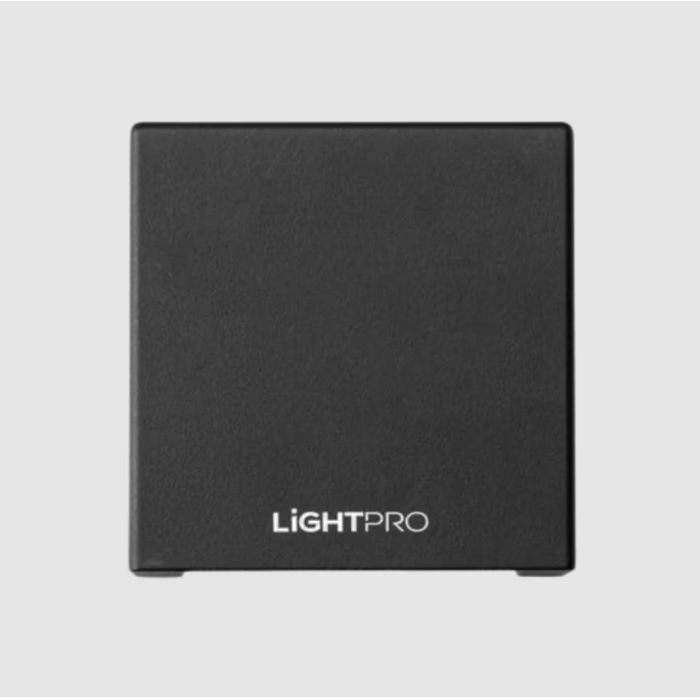 Kvadratinis juodas sieninis lauko šviestuvas su Lightpro logotipu