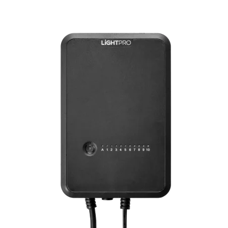 Juodas „LightPro“ apšvietimo transformatorius su valdymo mygtuku, indikatoriais ir laidais apačioje