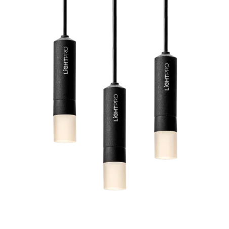 Trys juodi pakabinami cilindriniai Lightpro lauko šviestuvai su šviečiančiais difuzoriais