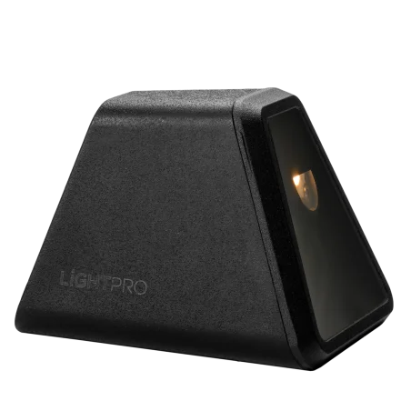 Juodas trapecijos formos lauko šviestuvas „Lightpro“ su šviečiančia lempute