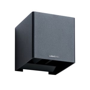 Juodas kubo formos sieninis lauko šviestuvas Lightpro ant balto fono