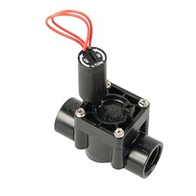 Elektromagnetinis laistymo vožtuvas su solenoidu, raudonais laidais ir srieginėmis jungtimis
