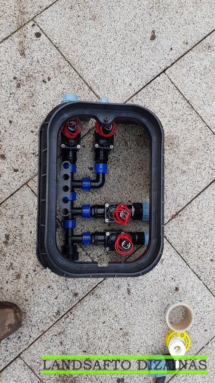 Keturi elektromagnetiniai laistymo vožtuvai su vamzdynu vožtuvų dėžėje