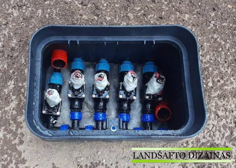 Elektromagnetiniai laistymo vožtuvai su vamzdžių jungtimis atviroje požeminėje dėžutėje