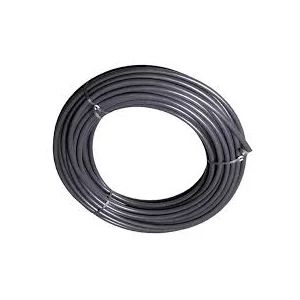 Į ritinį susuktas juodas HDPE laistymo vamzdis baltame fone