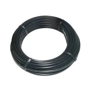 Į ritę susuktas ir plastikiniais dirželiais sutvirtintas juodas laistymo vamzdis