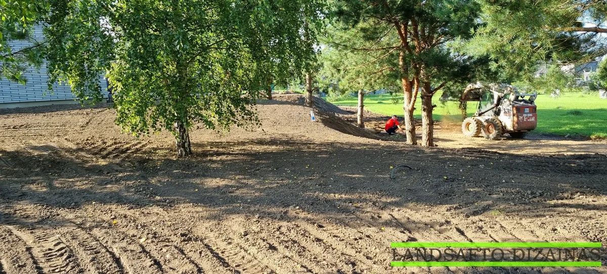 Apzeldinimo-darbai-Bajorai-Vilnius (17) Dirvos paviršius grubiai išlyginamas prieš pereinant prie kito etapo