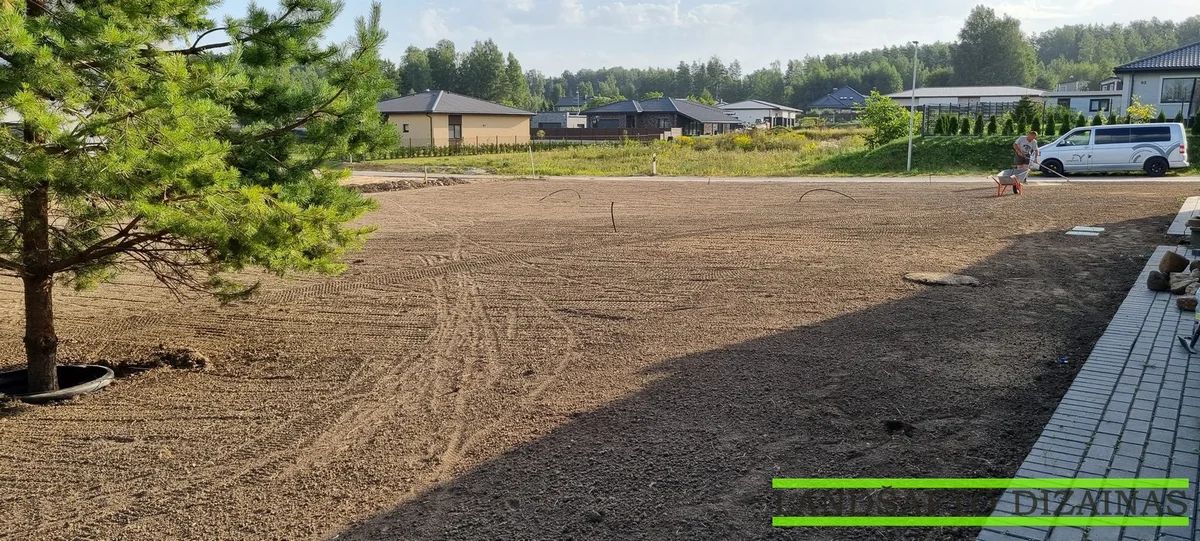 Apzeldinimo-darbai-Bajorai-Vilnius (18) Paviršius paruoštas vejos sėjimui